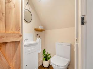 SigglesthorneThe Hay Loft - Uk45607的一间带卫生间和水槽的浴室
