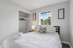 杰汉奈Housepitality - The Gahanna Ranch - 3 BR - Airport的白色卧室设有一张大床和窗户