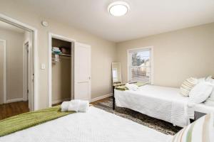 哥伦布Housepitality - The OSU Mansion- OSU Sleeps 20的一间卧室设有一张床和一个窗口
