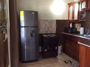 RichmondJamaica Dream Gateway的厨房配有不锈钢冰箱和烤箱