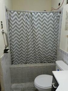 克萨尔特南戈Casa completa en Xela的一间带卫生间和淋浴帘的浴室
