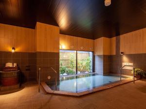 MiyoshiHotel Route Inn Miyoshi Ekimae的设有一个大型游泳池,