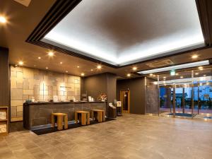 MiyoshiHotel Route Inn Miyoshi Ekimae的大堂设有带柜台和凳子的餐厅