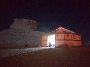BawatiAbo Yusre Sfari的沙漠中的一个小建筑