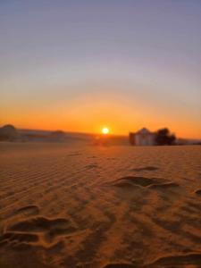 BawatiAbo Yusre Sfari的沙漠中的日落,沙地的足迹