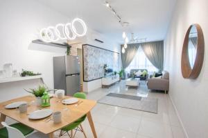 巴生Living in Greenery 2BR at Impiria Residensi Klang的厨房以及带桌子和冰箱的客厅。