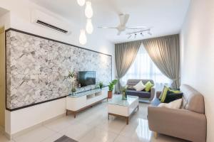 巴生Living in Greenery 2BR at Impiria Residensi Klang的客厅设有大型石墙