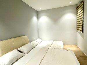 古晋Armadale Residence 3R3B@GalaCity的卧室配有一张白色大床