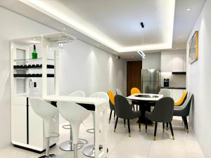 古晋Armadale Residence 3R3B@GalaCity的厨房以及带桌椅的用餐室。
