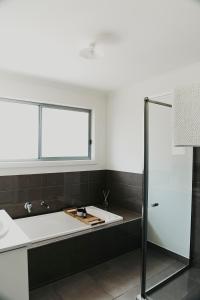 Golden SquareSpacious Stay On Shamrock, Bendigo的一间带水槽和窗户的浴室