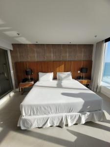 里约热内卢Hotel Nacional的大房间设有一张大白色的床,设有窗户