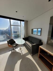 里约热内卢Hotel Nacional的客厅配有沙发和桌子