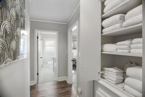奥古斯塔Forest Hills Cottage的一间设有衣柜的房间,里面装满了白色毛巾