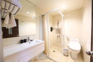 斗六市致丽伯爵酒店的浴室配有卫生间、盥洗盆和淋浴。