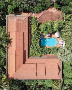 暹粒印中精品酒店的享有带游泳池的别墅的顶部景致