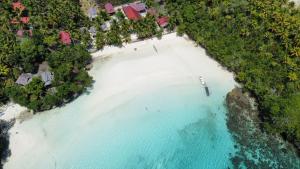 KododaSera Beach Dive Resort的享有碧绿海水海滩的空中景致