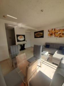 巴耶杜帕尔APARTAMENTO 3 HABITACIONES - No aire acondicionado的客厅配有沙发和桌子