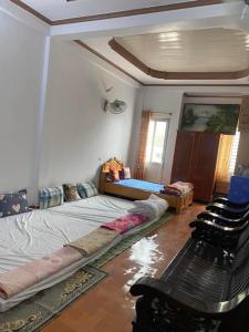 奠边府市Home Hưng Trang的一间设有两张床和椅子的房间