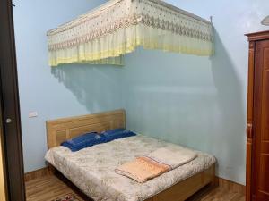 奠边府市Home Hưng Trang的一间小卧室,配有一张带天蓬的床
