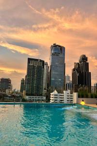曼谷The SACHA Apart-Hotel Thonglor的一座城市天际线的游泳池