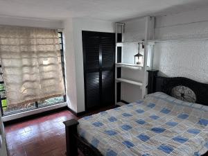 Río OroAPARTAMENTOS VERANERA的一间卧室配有一张带蓝色和白色床单的床。