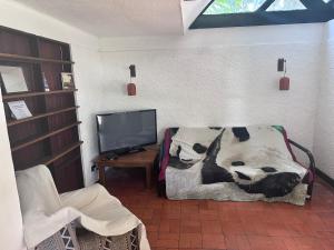 Río OroAPARTAMENTOS VERANERA的一间有床的房间,上面有假牛