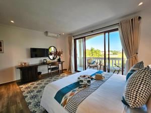 会安Hoian Village Lodge的一间卧室设有一张大床,享有美景。