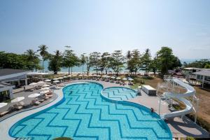 瑶亚岛Royal Yao Yai Island Beach Resort的享有度假村游泳池的空中景致