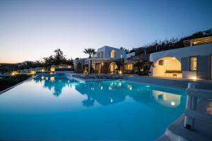 米克诺斯城Sanarte Villas Mykonos的房屋前的大型游泳池