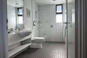 科尔斯湾海湾边缘度假酒店的浴室配有卫生间、盥洗盆和淋浴。