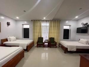 Yen BaiKhách sạn Phương Thuý 2的酒店客房设有两张床和电视。