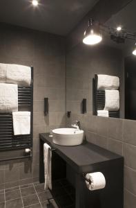 雷克雅未克Skuggi Hotel by Keahotels的浴室配有盥洗盆、镜子和毛巾