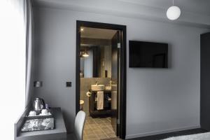 雷克雅未克Skuggi Hotel by Keahotels的客房设有带水槽和镜子的浴室
