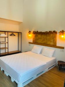 契拉勒Çıralı Marina Loft的卧室配有一张带两个枕头的大白色床