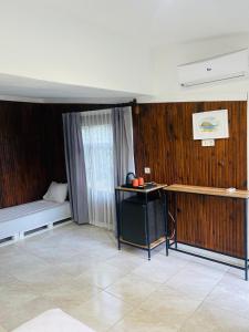 契拉勒Çıralı Marina Loft的客房设有木墙、桌子和沙发。