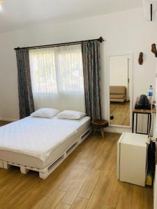 契拉勒Çıralı Marina Loft的一间卧室设有一张床和一个窗口