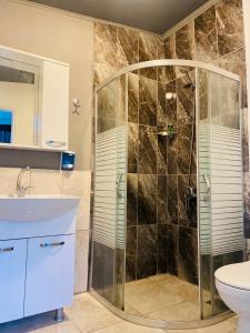 契拉勒Çıralı Marina Loft的带淋浴和盥洗盆的浴室