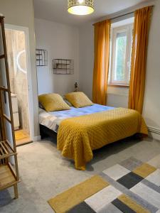 Saint-Laurent-de-Brévedent苏布瓦旅馆的一间卧室配有一张黄色毯子床