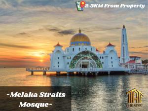 马六甲Attic Home Melaka Silverscape Residence & Jonker的水面上的清真寺,在日落的背景中