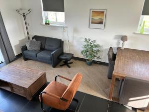 德科赫Landhuis Mariëtta的客厅配有沙发和桌子