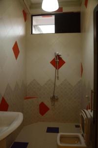 BandaragamaRiver Top Holiday Resort的一间带卫生间和水槽的浴室