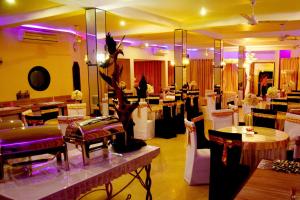 BandaragamaRiver Top Holiday Resort的一间在房间内配有桌椅的餐厅