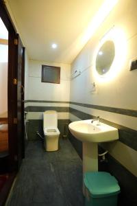 阿勒皮IndraprasthamLakeCruise的一间带水槽和卫生间的浴室