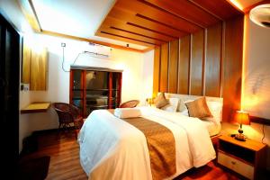 阿勒皮IndraprasthamLakeCruise的一间卧室,卧室内配有一张大床
