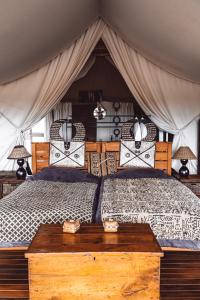 奥乔Ohorongo Tented Camp的帐篷内一间卧室,配有一张床