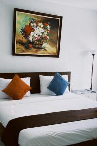 卡马拉海滩Sasimanta的一间卧室配有一张壁画床