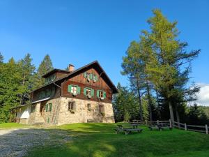 卢瑟Villa Šumik- Peaceful Hideaway的一座大建筑前面设有野餐桌