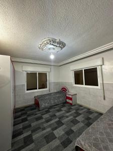 伊尔比德شقة مفروشة للايجار的一间配有沙发和2扇窗户的客房