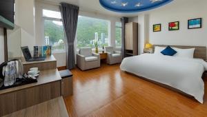 吉婆岛吉婆岛中央2号酒店 的一间卧室设有一张大床和一个大窗户