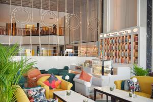 莱卡邦暹罗曼达利纳酒店的一间配有沙发和桌子的商店